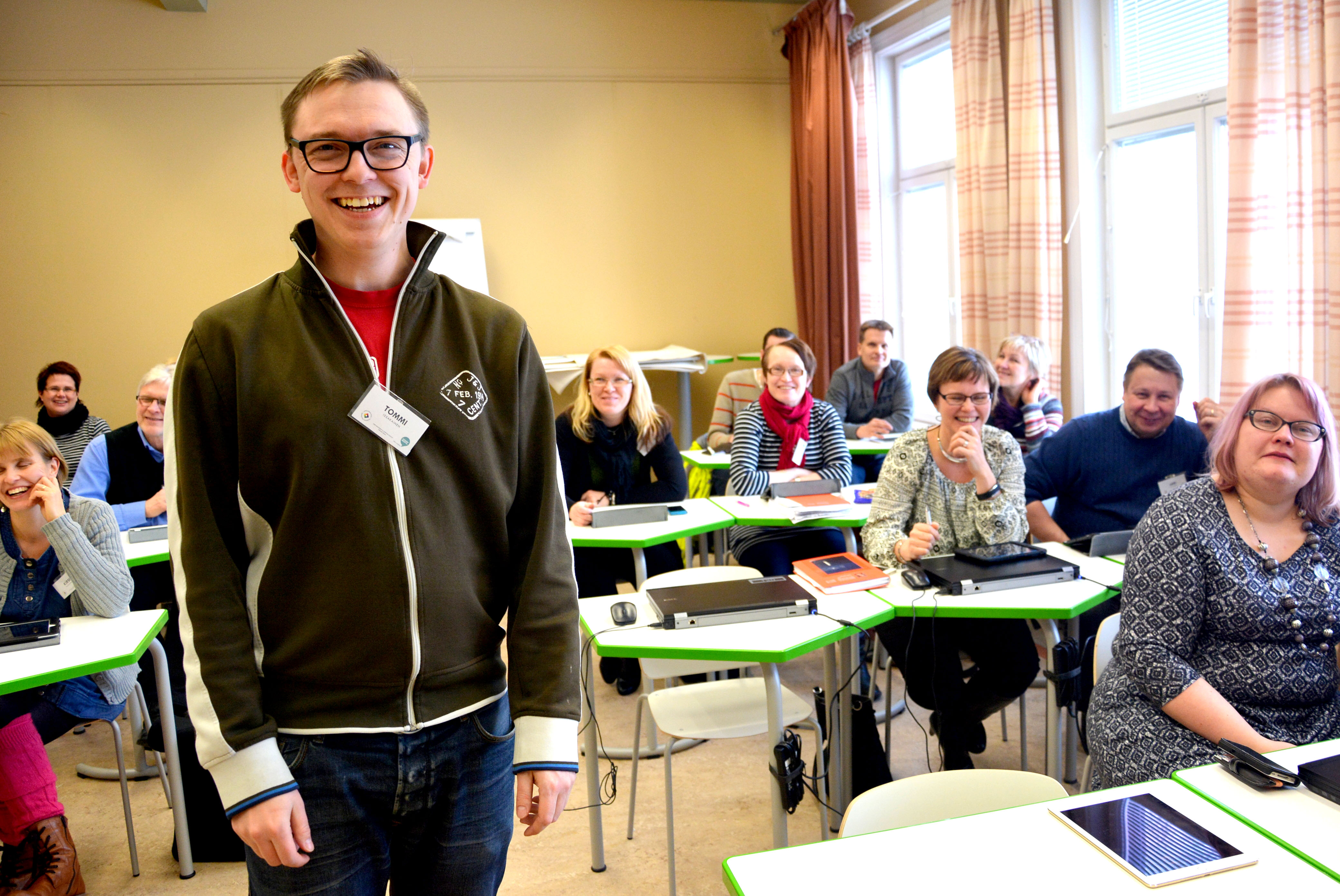 Tommi Issakainen vetämässä työpajaa mobiiliteknologian hyödyntämisestä koulussa, johon myös Päivi Paappanen osallistui.