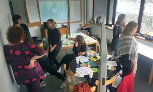 Lauttasaaren Sähinässä koottiin yhdessä monipolvisten keskustelujen päätteeksi tukilistaa opettajille monialaisten ja ilmiöpohjaisen oppimisen prosessien suunnittelun ja vetämisen tueksi.